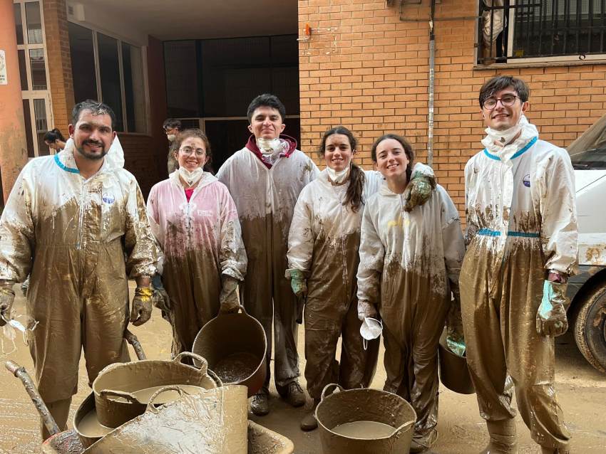 Alumnat i professorat de la universitat porten esperança i ajuda a Paiporta